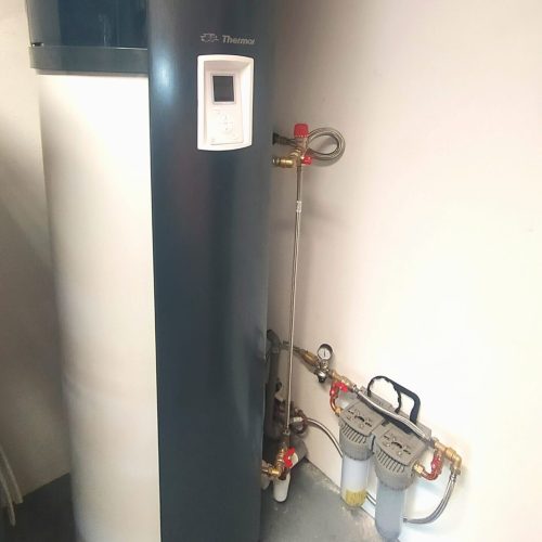 Plombier 78-91-92-94 - installation chauffe eau thermodynamique air extrait ATLANTIC THERMOR avec son mitigeur thermostatique, son groupe de sécurité et son reducteur de pression, son kit de filtration d'eau